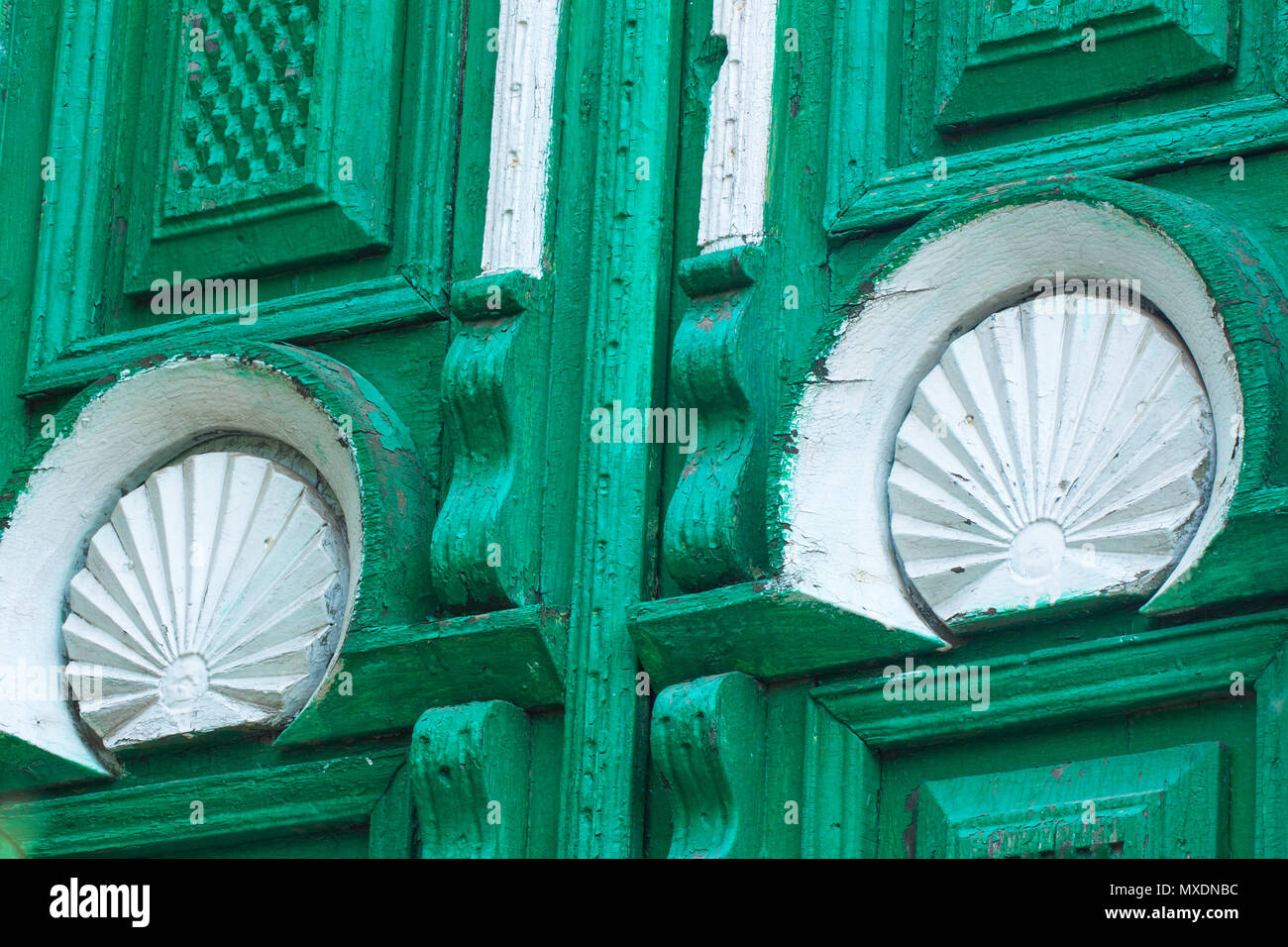 Porte en bois avec des ornements Banque D'Images