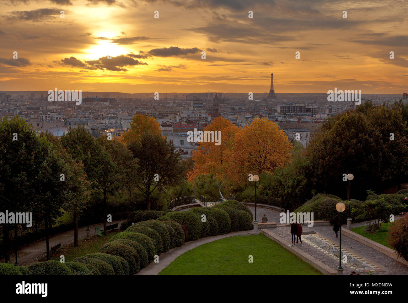 Toits de Paris au coucher du soleil du Parc de Belleville Banque D'Images