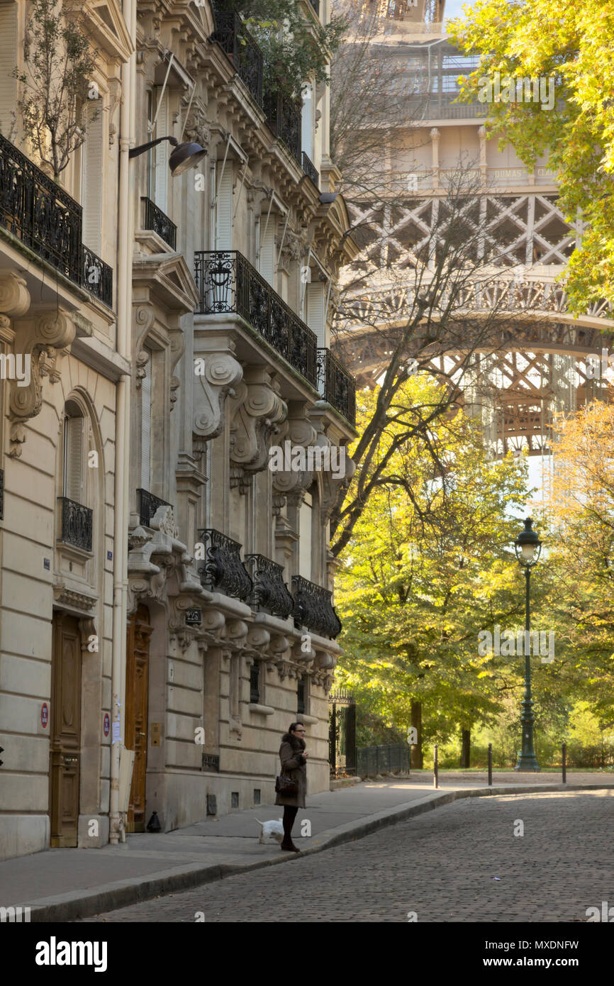 La rue de Paris et la Tour Eiffel. Banque D'Images