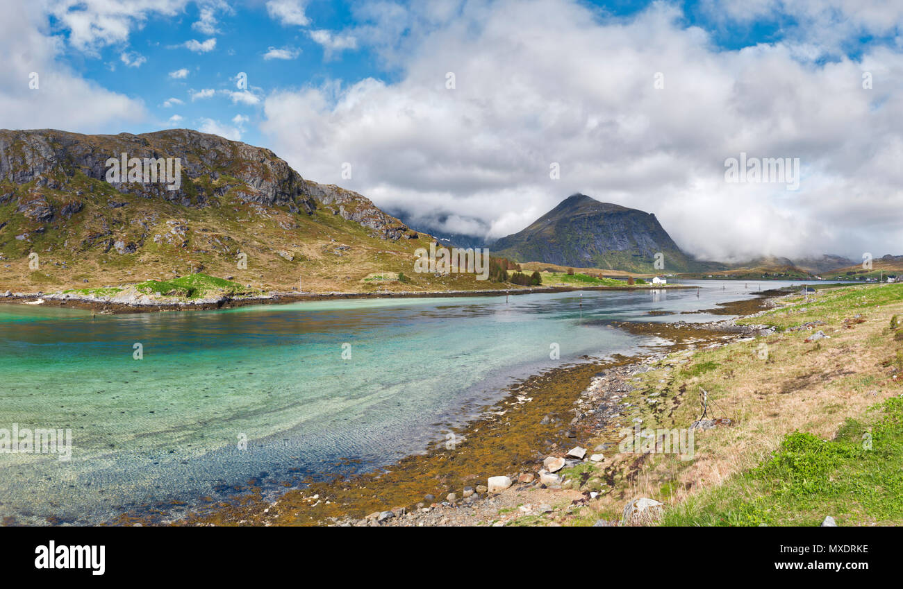 Littoral au sud de Ramberg, îles Lofoten, Norvège. Banque D'Images