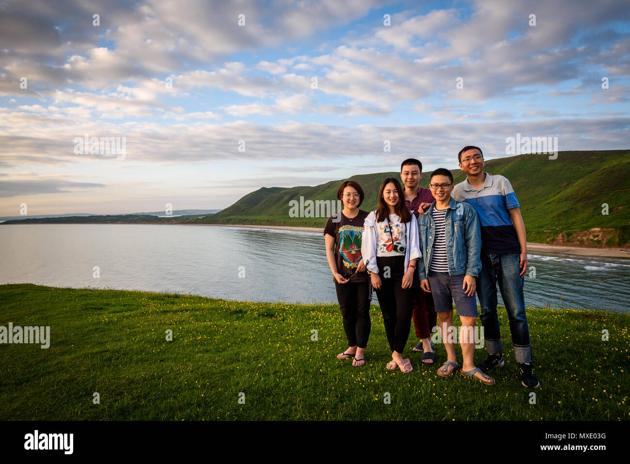 Rhossili Bay, Swansea, Wales, UK, 02 juin 2018 : des étudiants chinois, bénéficiant d'une pause de l'université et les visites à Rhossili Bay Banque D'Images