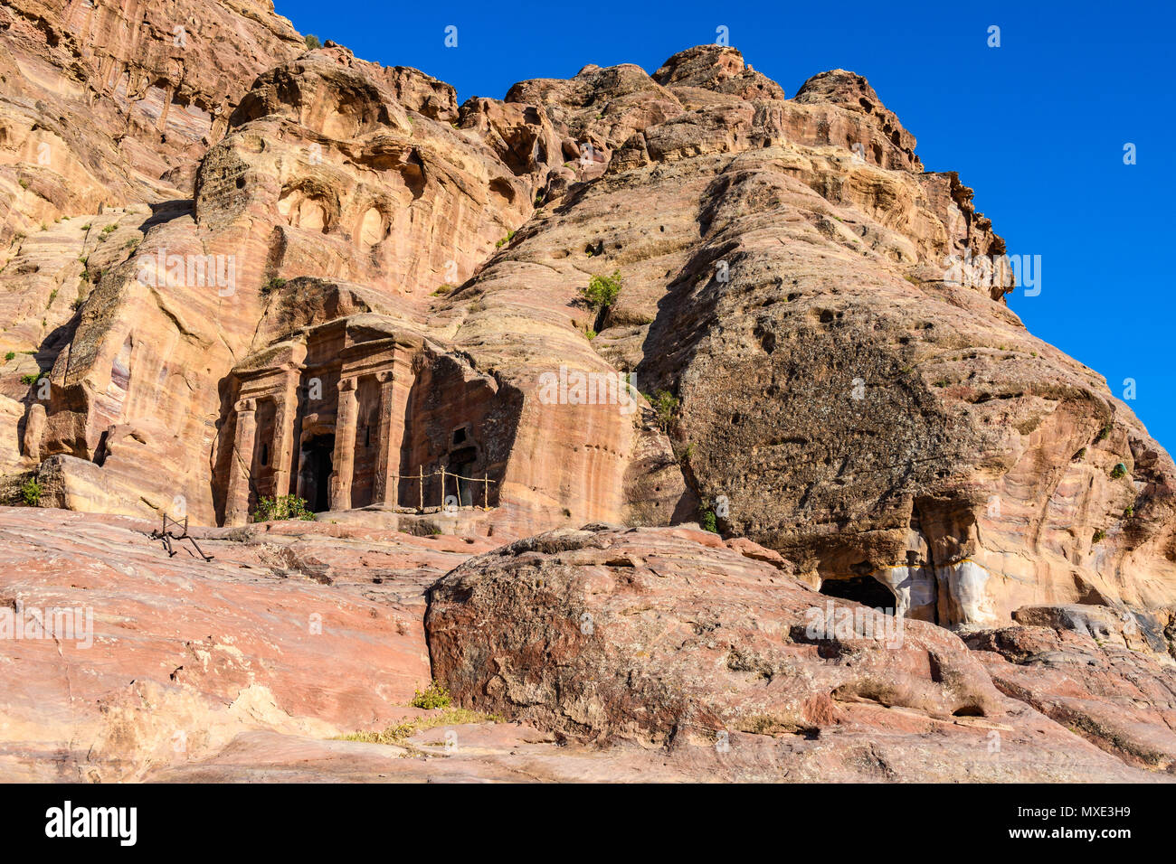 Tombes anciennes au coucher du soleil dans la cité perdue de Petra, Jordanie Banque D'Images