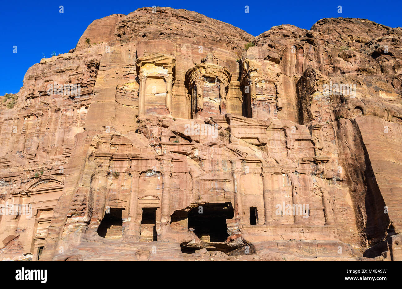 Tombes royales dans la cité perdue de Petra, Jordanie Banque D'Images
