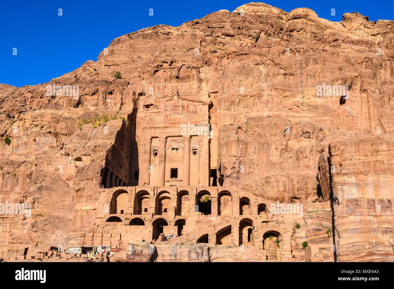 Tombes royales dans la cité perdue de Petra, Jordanie Banque D'Images