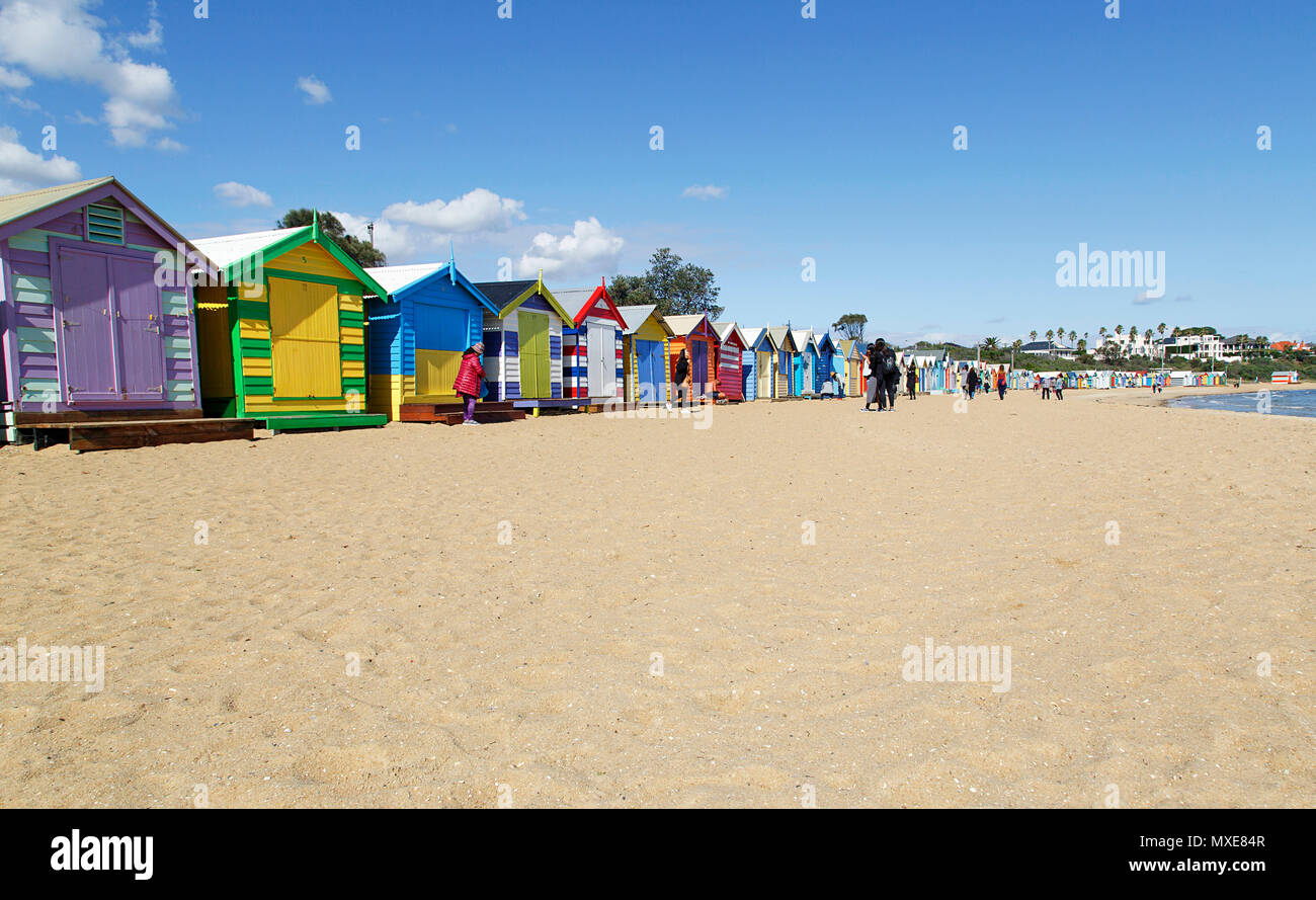 La plage de Brighton, Australie : 31 mars 2017 : un touriste prend une photo de sa petite amie en l'cabines colorées sur la plage de Brighton, à Melbourne. Banque D'Images