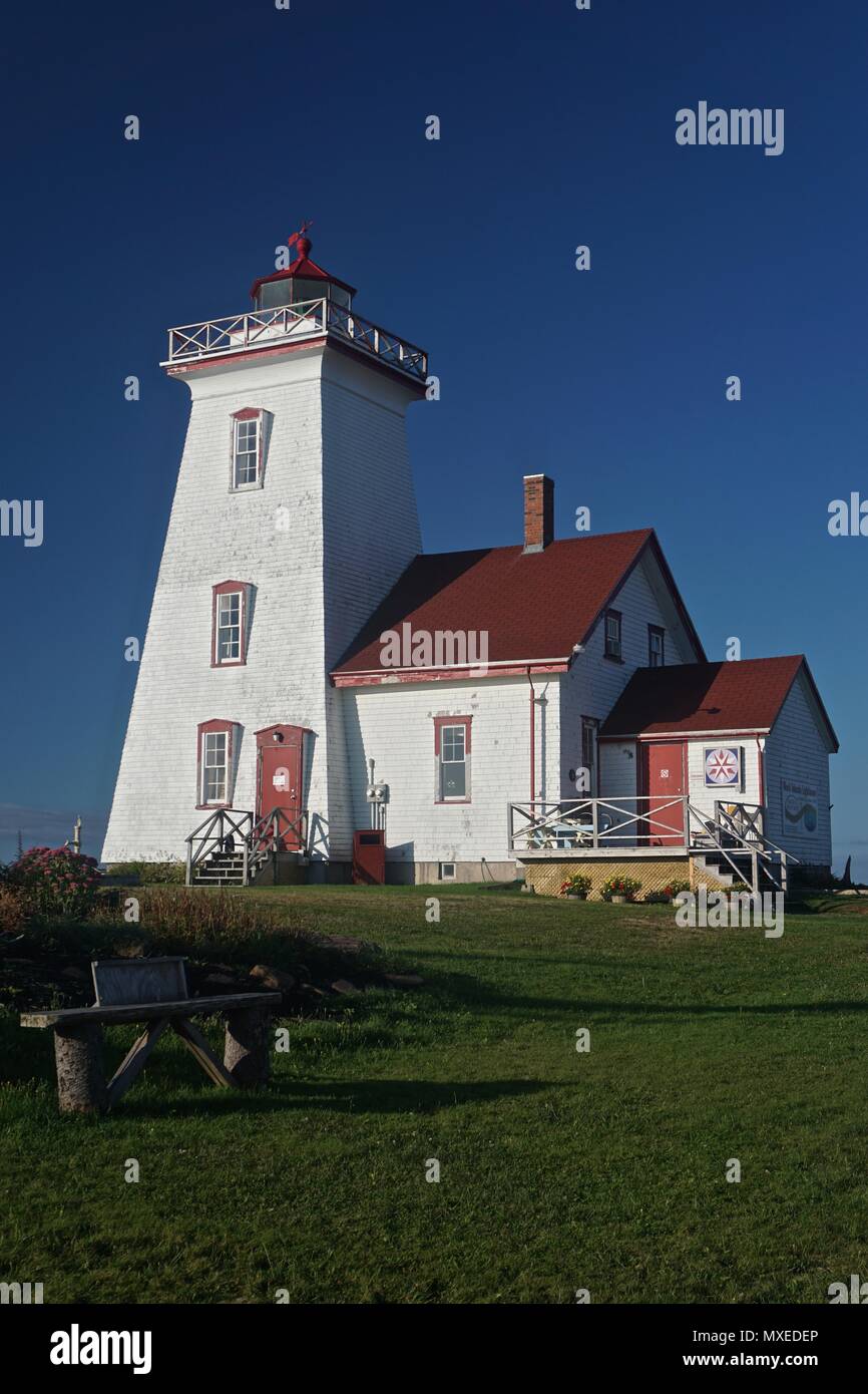 L'Île du Prince Édouard, Canada : le phare de Wood Islands (1876), sur le détroit de Northumberland, est un édifice fédéral du patrimoine désigné du Canada. Banque D'Images