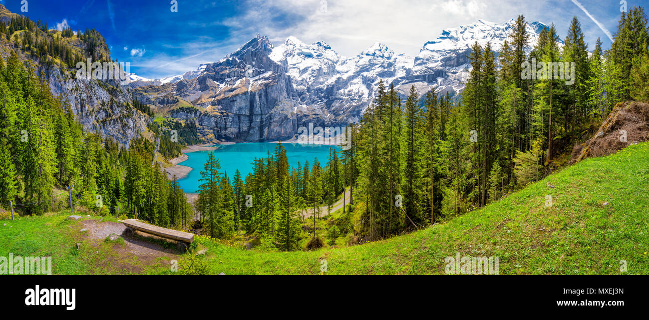 Une tourquise Oeschinnensee avec chutes d'eau, chalet en bois et des Alpes suisses, Berner Oberland, Suisse. Banque D'Images