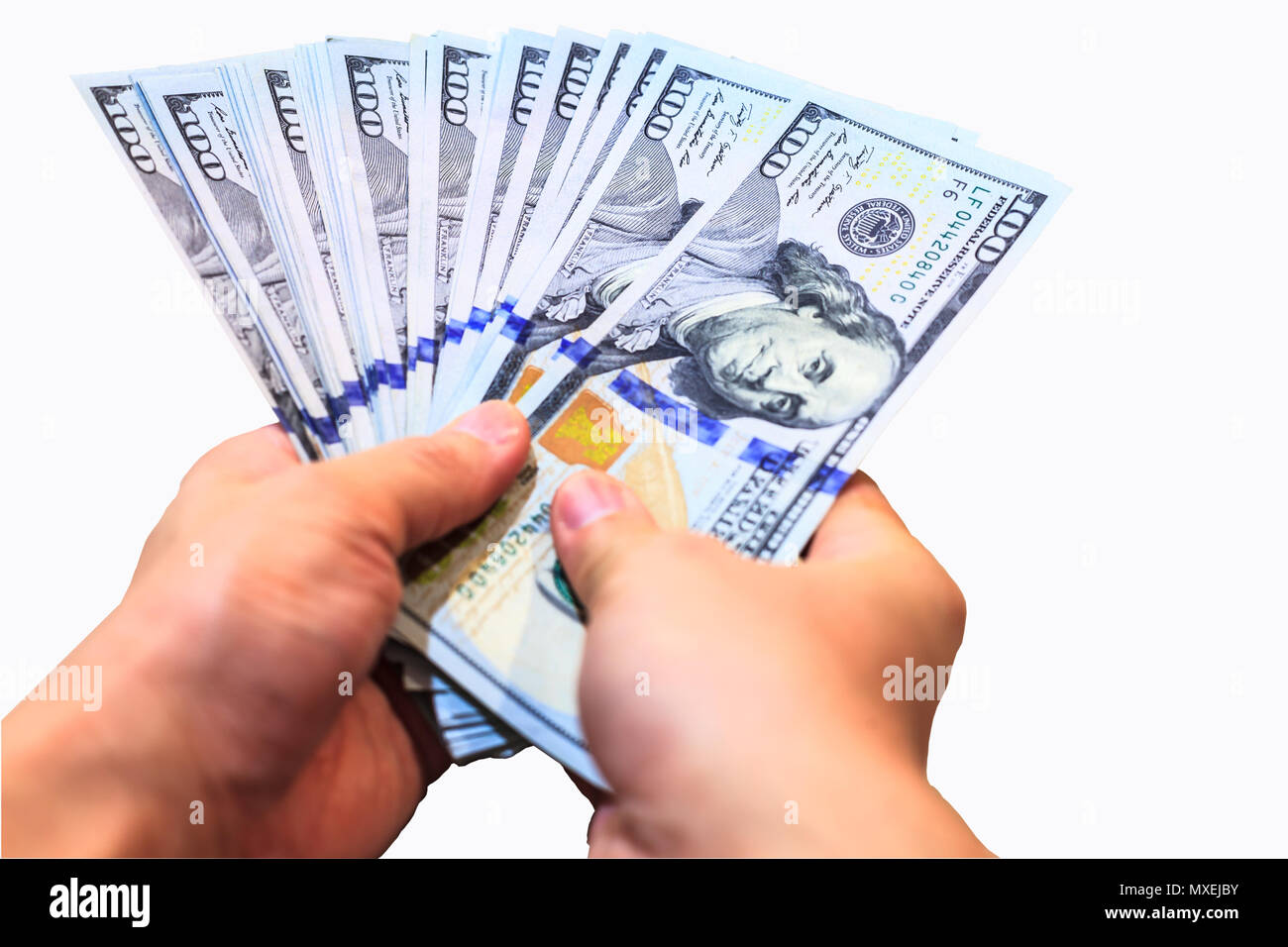 Fan de cent dollars notes dans les mains de l'homme, isolé sur fond blanc avec clipping path Banque D'Images