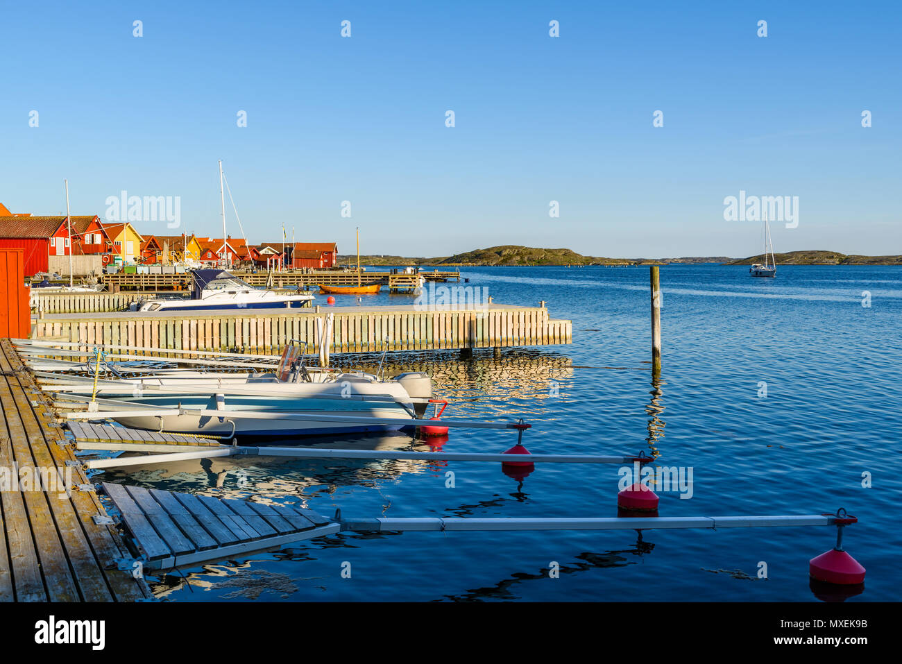 Le quartier du port du village côtier Mollosund sur Orust, Suède, dans un cadre ensoleillé et calme le soir. Banque D'Images