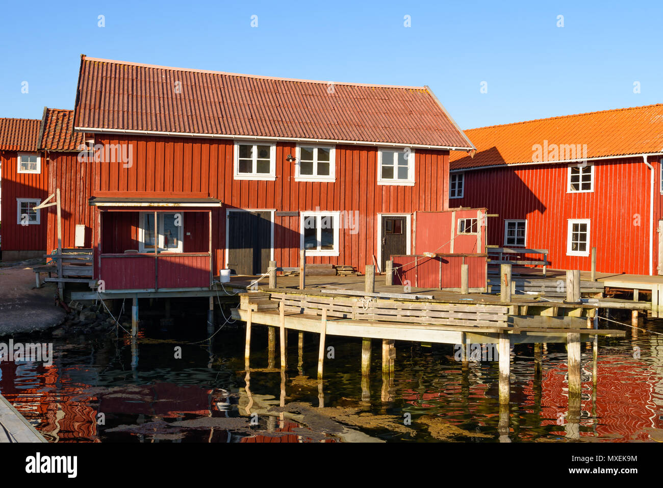 Vieux bâtiments en bois dans le quartier du port de la station balnéaire de Mollosund sur Orust, Suède. Banque D'Images