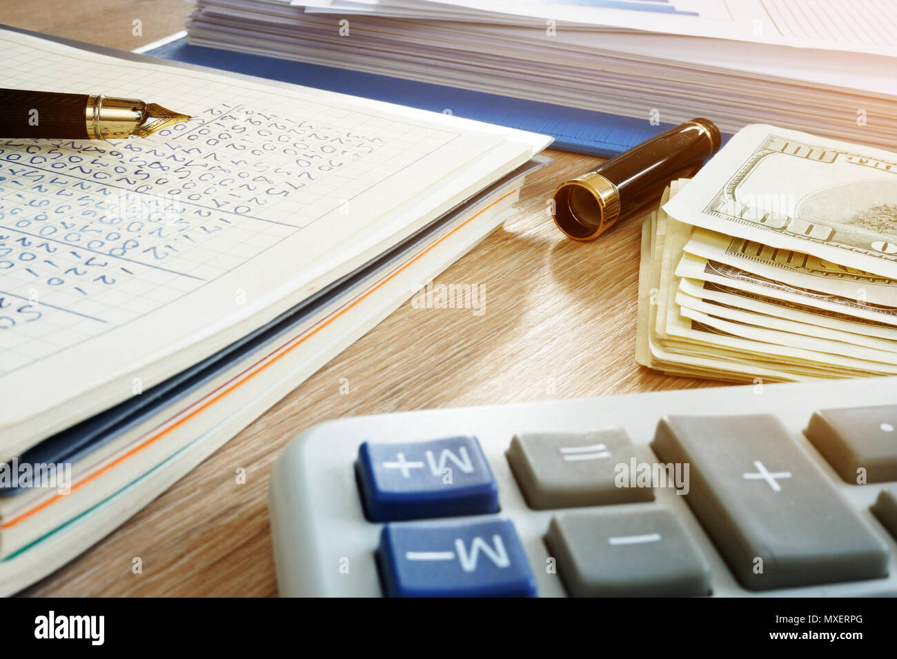 Les documents de comptabilité, calculatrice et de l'argent dans le bureau. Banque D'Images
