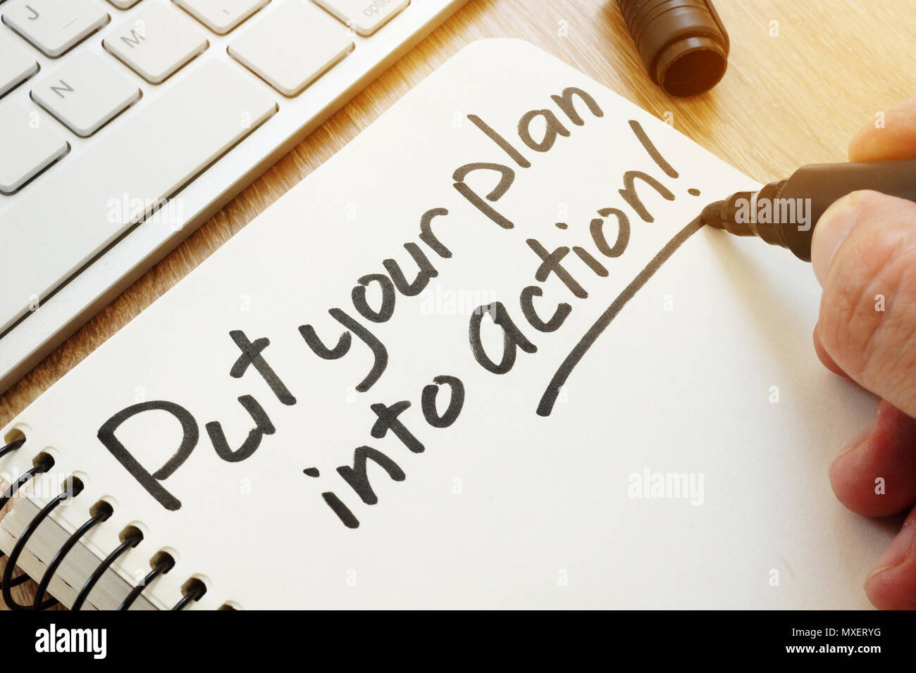 Mettez votre plan en action écrit par la main. Motivation de l'entreprise. Banque D'Images