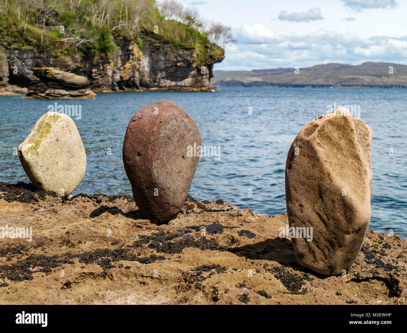 Les roches équilibré sculpture à Loch Slapin et falaises au-delà, Glasnakille, Isle of Skye, Scotland, UK Banque D'Images