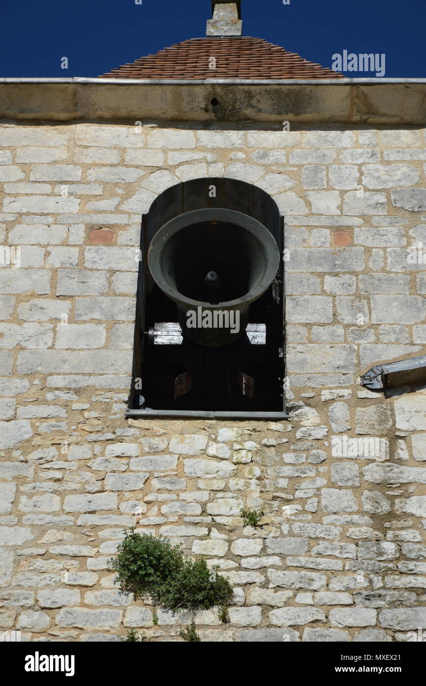Zoom sur une cloche de l'Église dans un petit village Banque D'Images