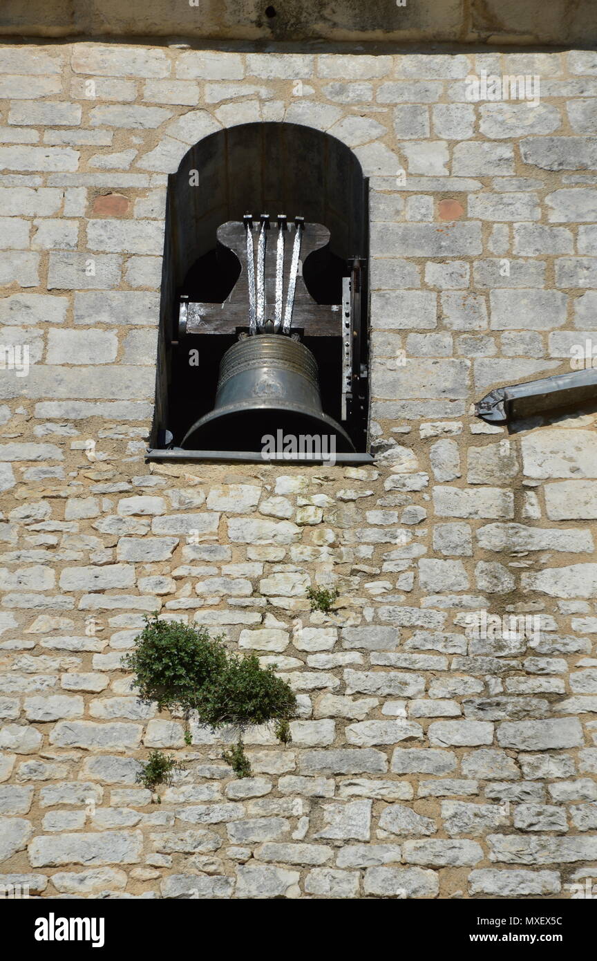 Zoom sur une cloche de l'Église dans un petit village Banque D'Images