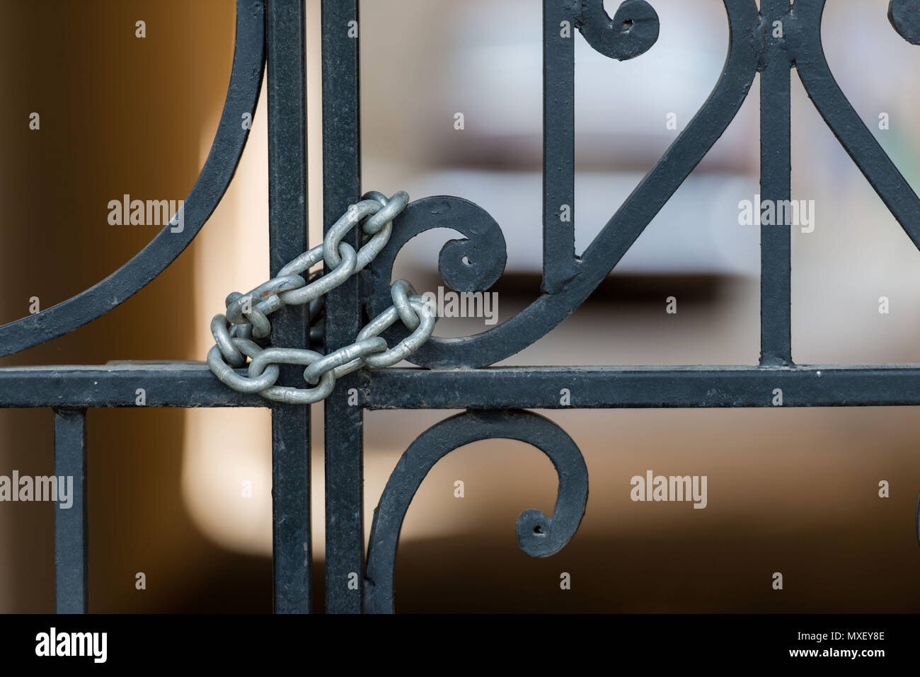 Portail en fer ornemental verrouillé avec une chaîne. Banque D'Images