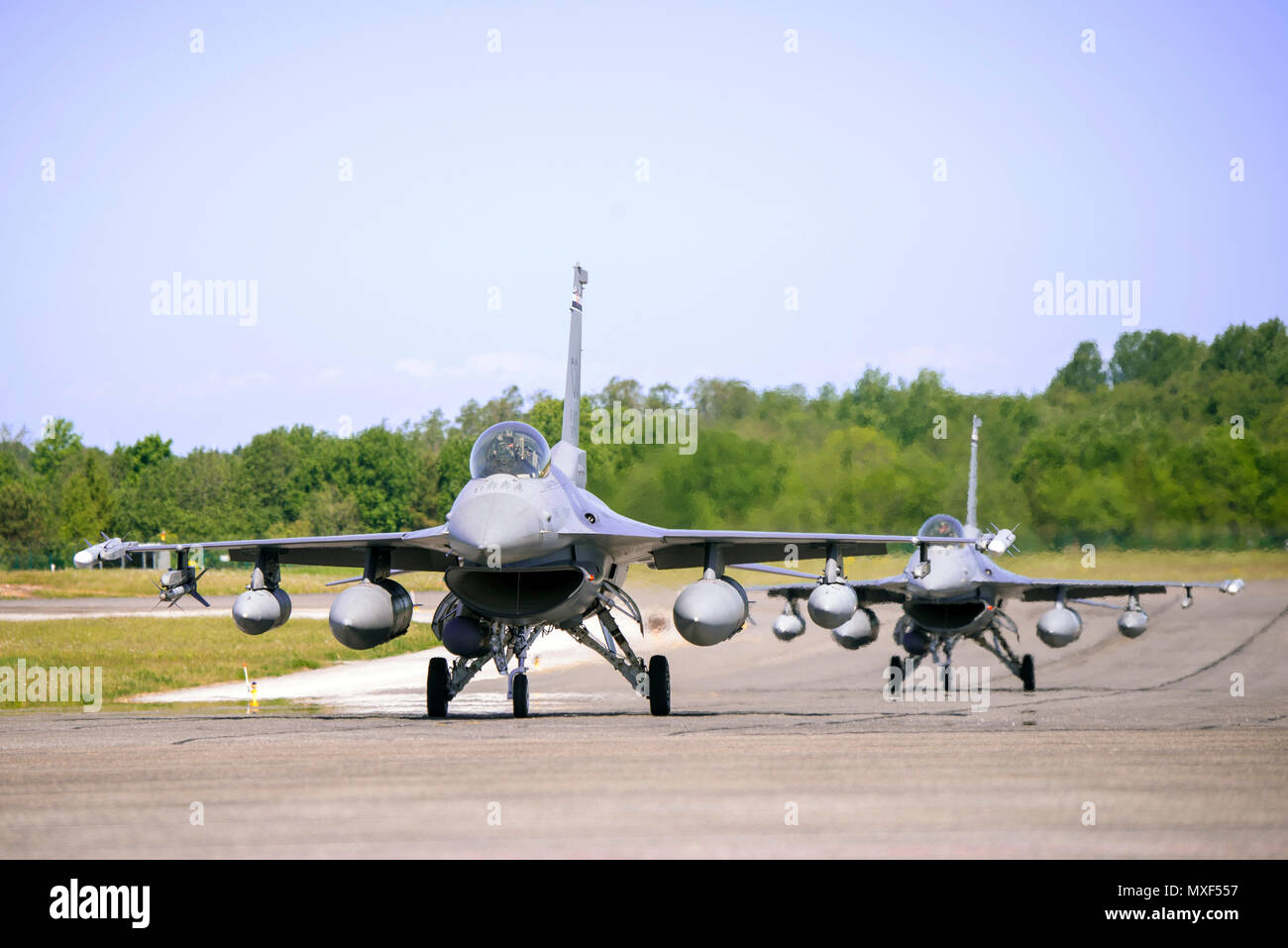 La première des 10 avions F-16 Fighting Falcon de la 140e Escadre, Colorado Air National Guard arrivent à la base aérienne d'Amari, l'Estonie à l'appui de la grève 18 Sabre, 1 juin 2018 Grève Sabre.18 est la huitième édition de l'armée américaine de longue date par l'Europe de la formation coopérative exercice visant à accroître l'interopérabilité entre les alliés et les partenaires régionaux. L'exercice de cette année aura lieu du 3 au 15 juin, l'accent sur l'amélioration des capacités opérationnelles de la terre et de l'air avec un autre objectif clé pour former au sein de la présence renforcée de l'avant (PEF) groupements tactiques. (U.S. Photo de la Garde nationale aérienne Banque D'Images