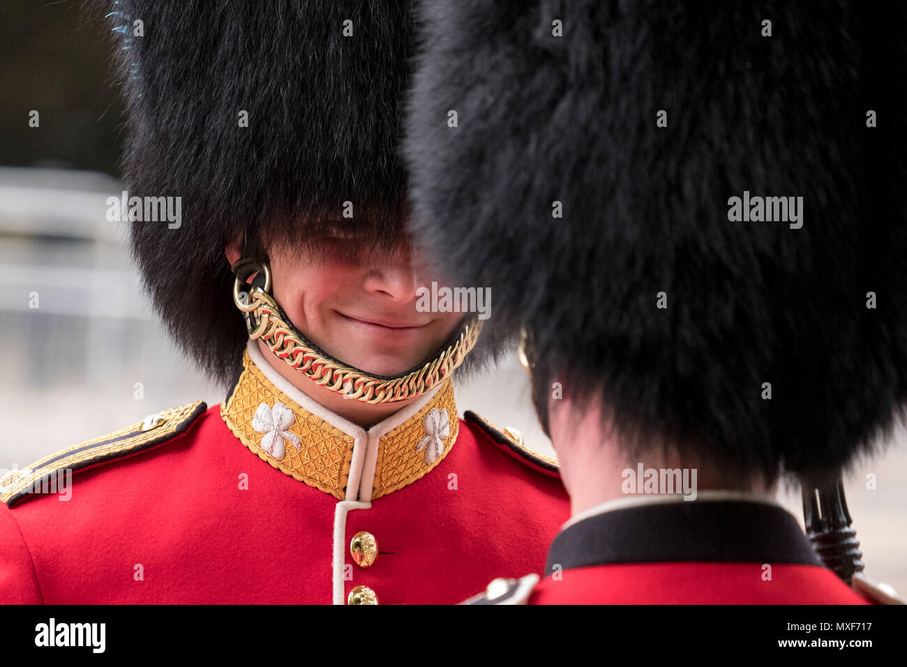 Les soldats de la Garde royale portant l'uniforme rouge et noir et son  bonnet chapeaux partageant une blague pendant la parade la parade militaire  de couleur, Londres UK Photo Stock - Alamy
