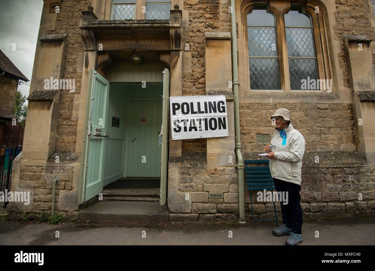 Les gens vont vers les pôles dans l'élection générale 2017 photographié un caissier conservateur se trouve à l'extérieur du bureau de vote au Village de Lacock Hall Banque D'Images
