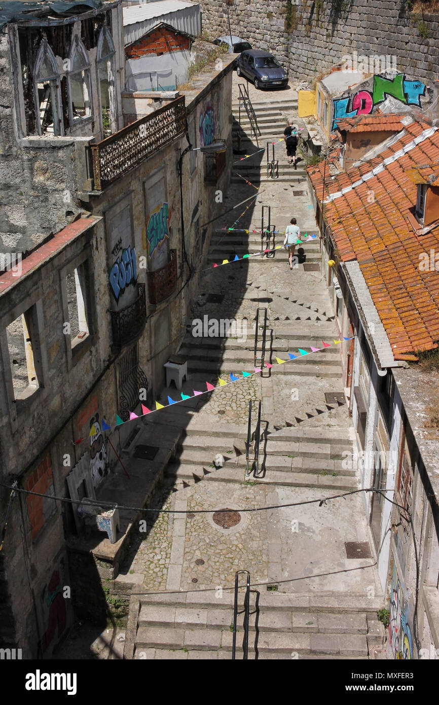 Bunting dans une rue de Porto, Portugal Banque D'Images