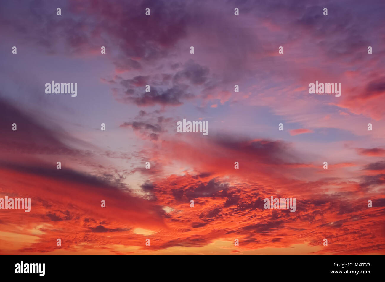 Vue de la Crimson Sunset et étonnante des nuages dans le ciel. Banque D'Images