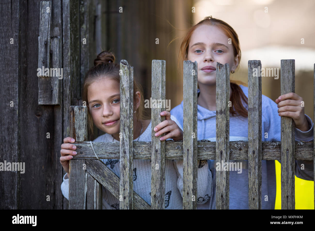 Deux jeunes filles dans le village d'amis. Recherche dans l'appareil. Banque D'Images