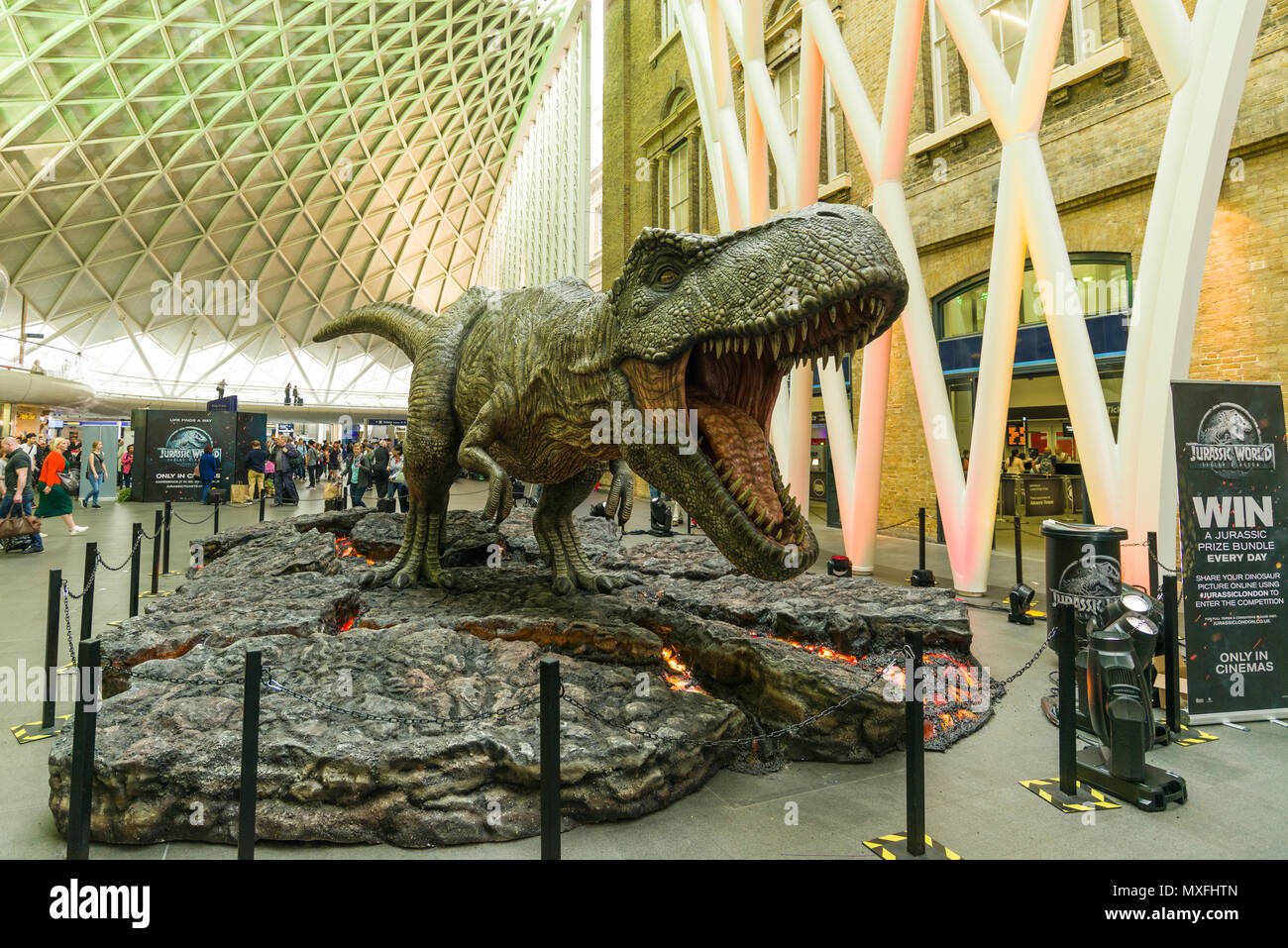 Un grand dinosaure modèle promouvoir la Jurassic World film dans le centre de la gare de Kings Cross Banque D'Images