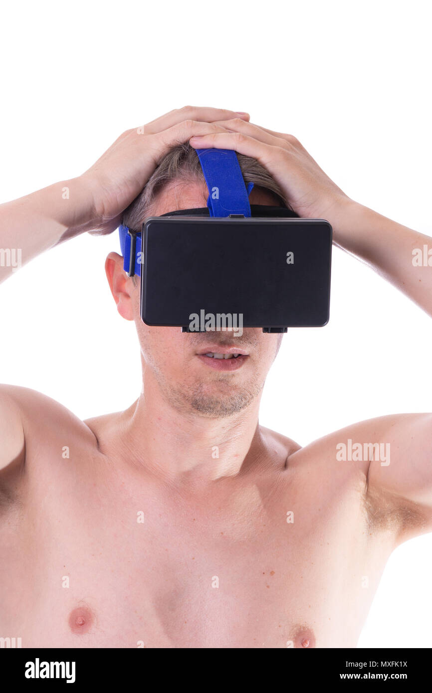 Jeune homme jouant avec barbu topless lunettes de réalité visuelle sur fond blanc. Banque D'Images