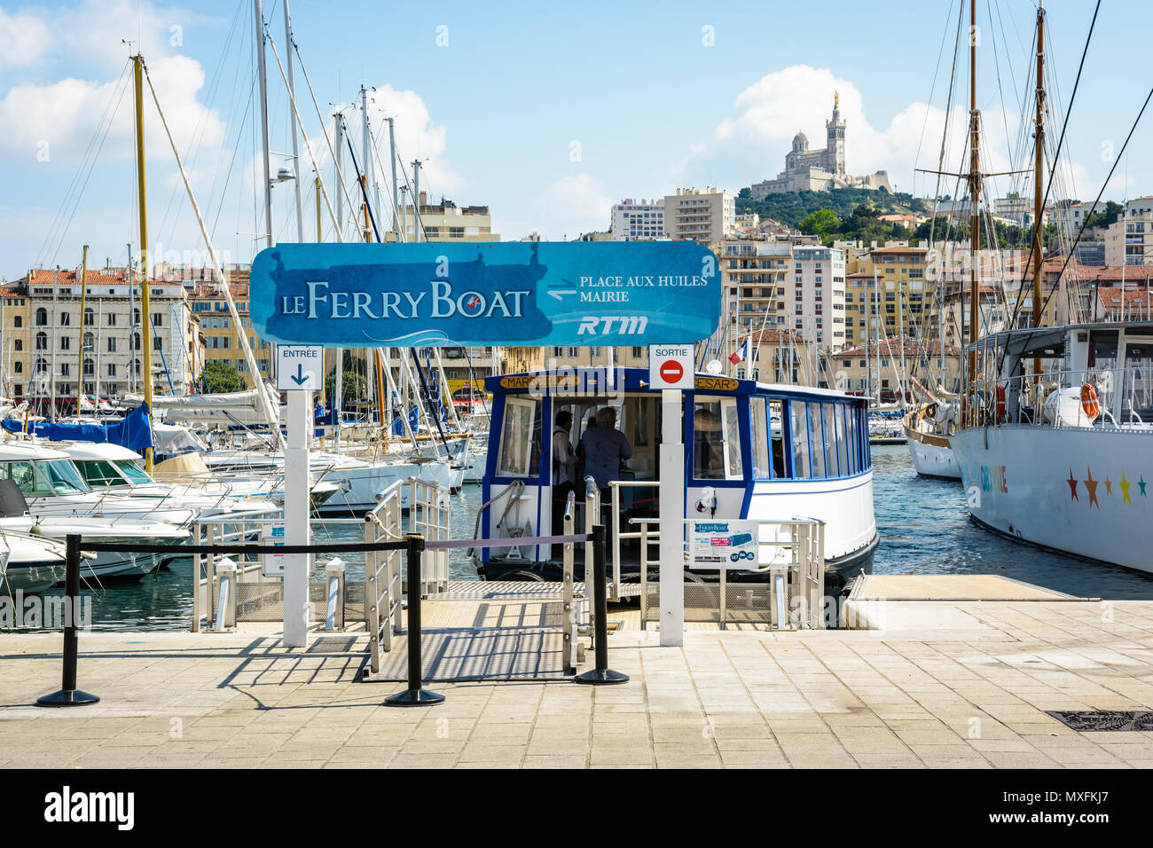 Le bateau, une course-navette maritime public aujourd'hui par le RTM, permet de traverser le Vieux Port de Marseille depuis 1880, sous la protection de Notre-Da Banque D'Images