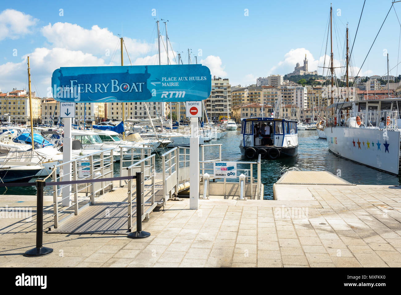 Le bateau, une course-navette maritime public aujourd'hui par le RTM, permet de traverser le Vieux Port de Marseille depuis 1880, pour l'un des plus courts crossing Banque D'Images