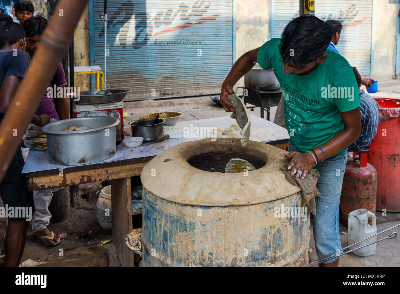 Vendeur de rue fait du pain indien naan dans le four, tandoori .India Delhi juin 2015 Banque D'Images