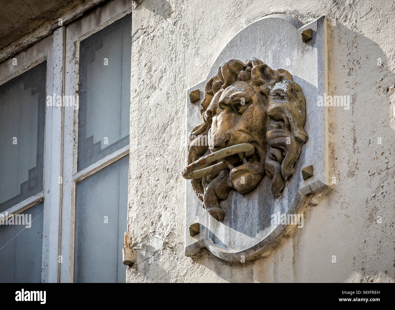 Sculpture tête de lion avec l'anneau dans la bouche pris à Beaune, bourgogne, France le 24 juin 2017 Banque D'Images