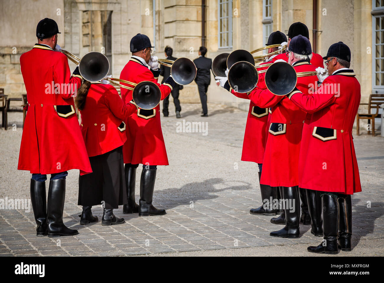 Groupe des sept joueurs de cors de chasse à Reims, Grand Est, France prise le 27 juin 2014 Banque D'Images