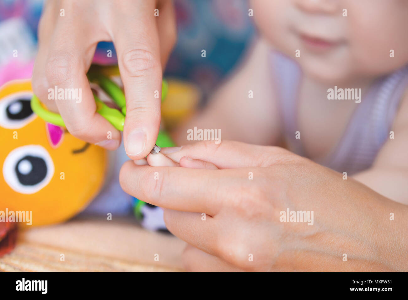 Close Up Coupe Ongle De Mere Bebe Avec Des Ciseaux De Securite Coupe Ongles Enfant Maman Sante Des Enfants Et L Hygiene Concept Photo Stock Alamy Close Up Coupe Ongle De Mere Bebe Avec Des Ciseaux De Securite Coupe Ongles Enfant Maman Sante Des Enfants Et L Hygiene Concept Photo Stock Alamy