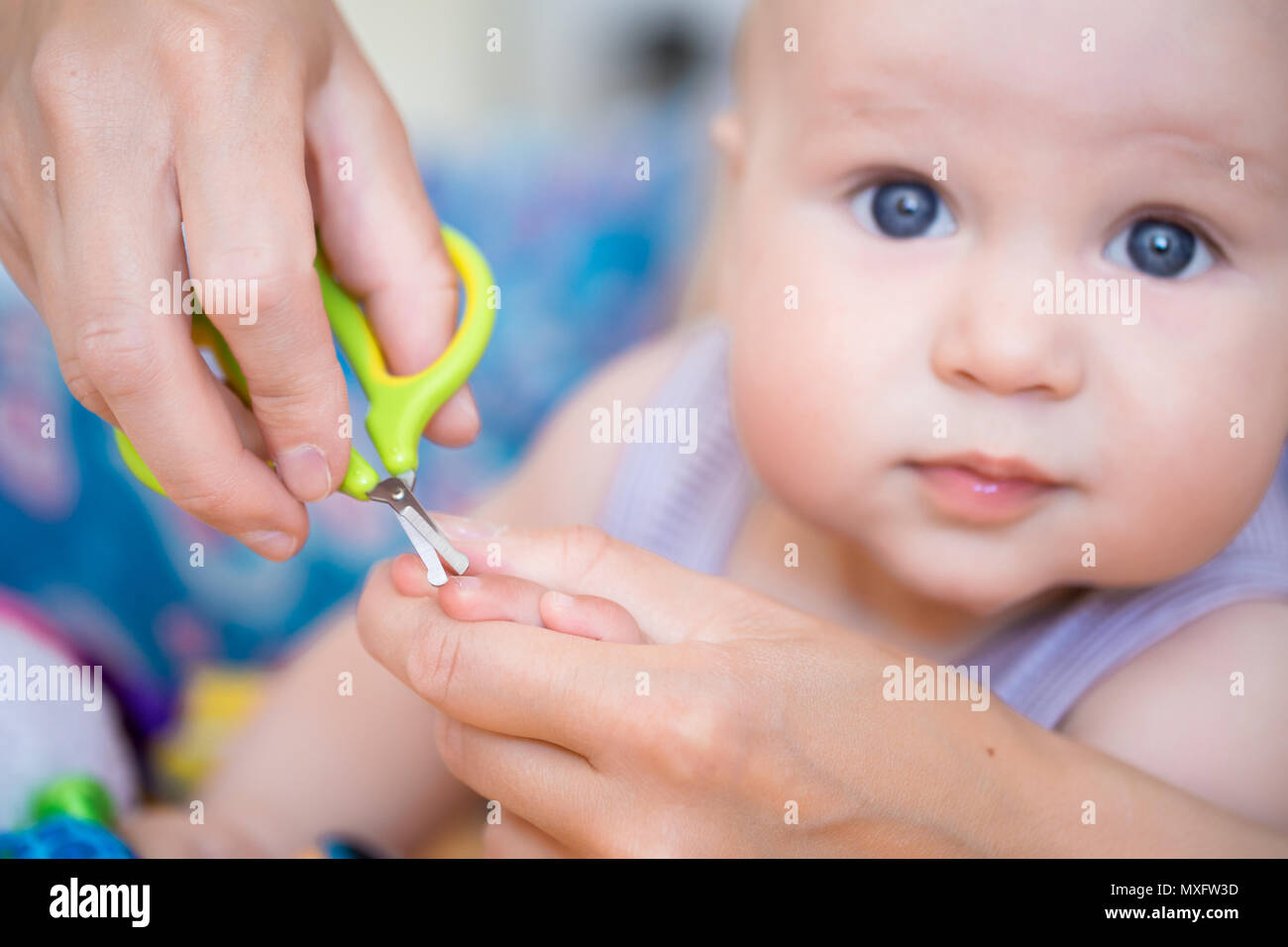 Close Up Coupe Ongle De Mere Bebe Avec Des Ciseaux De Securite Coupe Ongles Enfant Maman Sante Des Enfants Et L Hygiene Concept Photo Stock Alamy Close Up Coupe Ongle De Mere Bebe Avec Des Ciseaux De Securite Coupe Ongles Enfant Maman Sante Des Enfants Et L Hygiene Concept Photo Stock Alamy