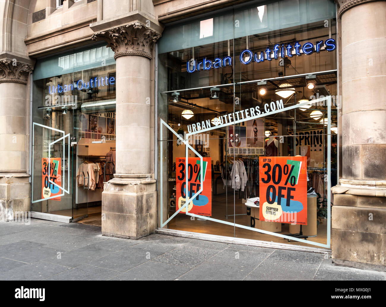 Urban Outfitters entrée et d'affichage de vitrine, Buchanan St, Glasgow. 30 % off offre d'été. L'Écosse, Royaume-Uni, Banque D'Images