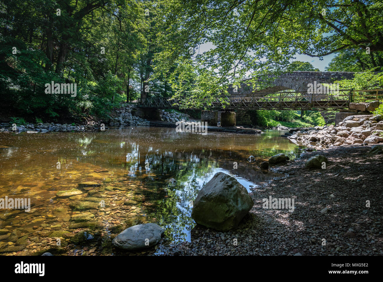 Lake District à pied de la rivière avec des cascades et des ponts Banque D'Images