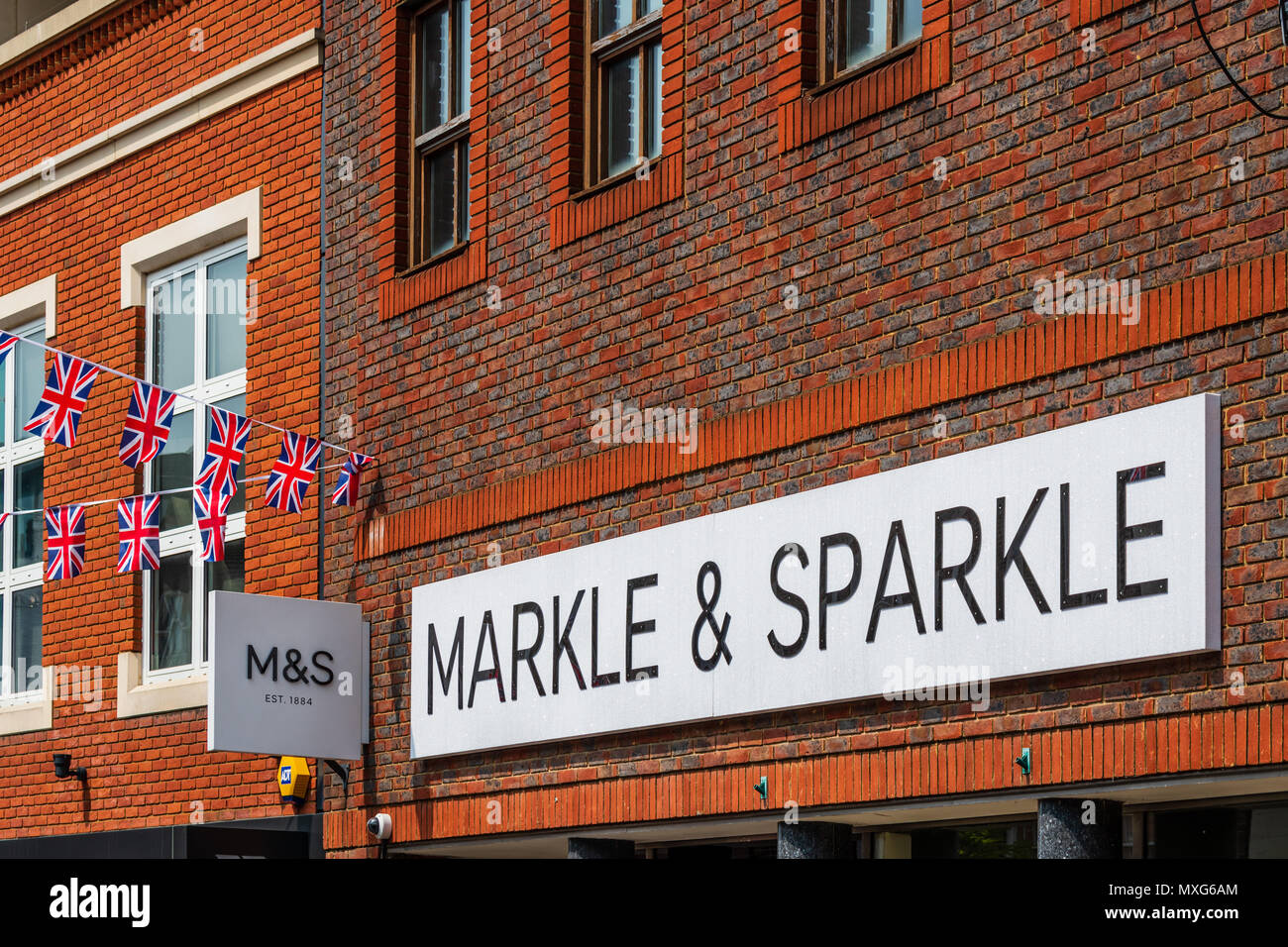M&S à Windsor, avec sa nouvelle enseigne célébrant le mariage royal entre Meghan Markle et le prince Harry Banque D'Images