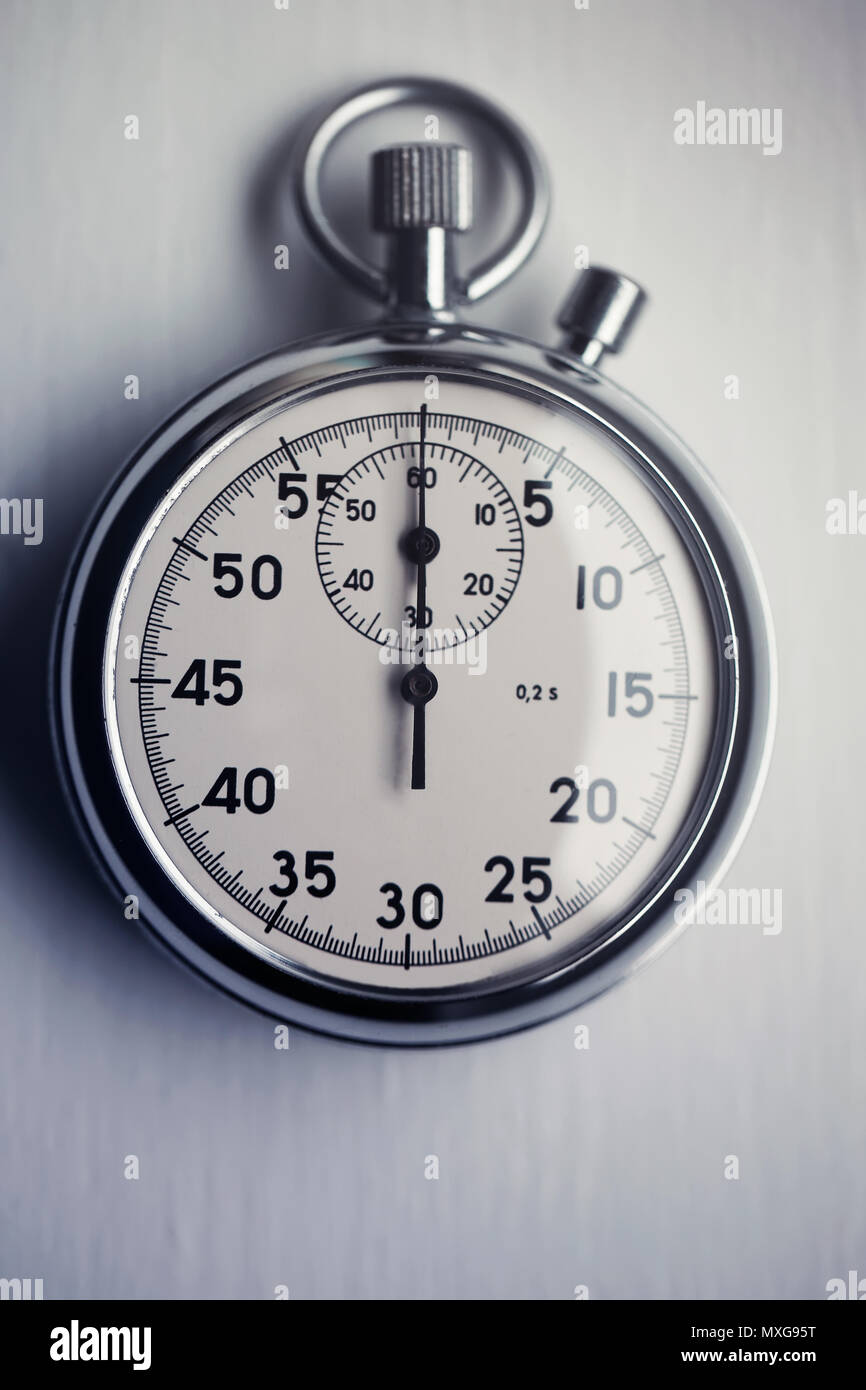Ancien chronomètre isolé sur fond blanc Vue d'en haut. Concept de temps noir et blanc Banque D'Images