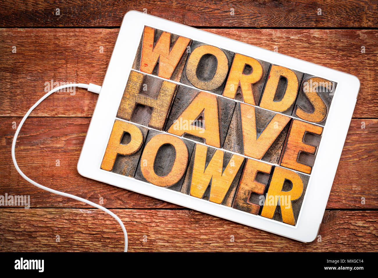 Les mots ont un message d'alimentation dans la typographie vintage type de bois sur une tablette numérique Banque D'Images