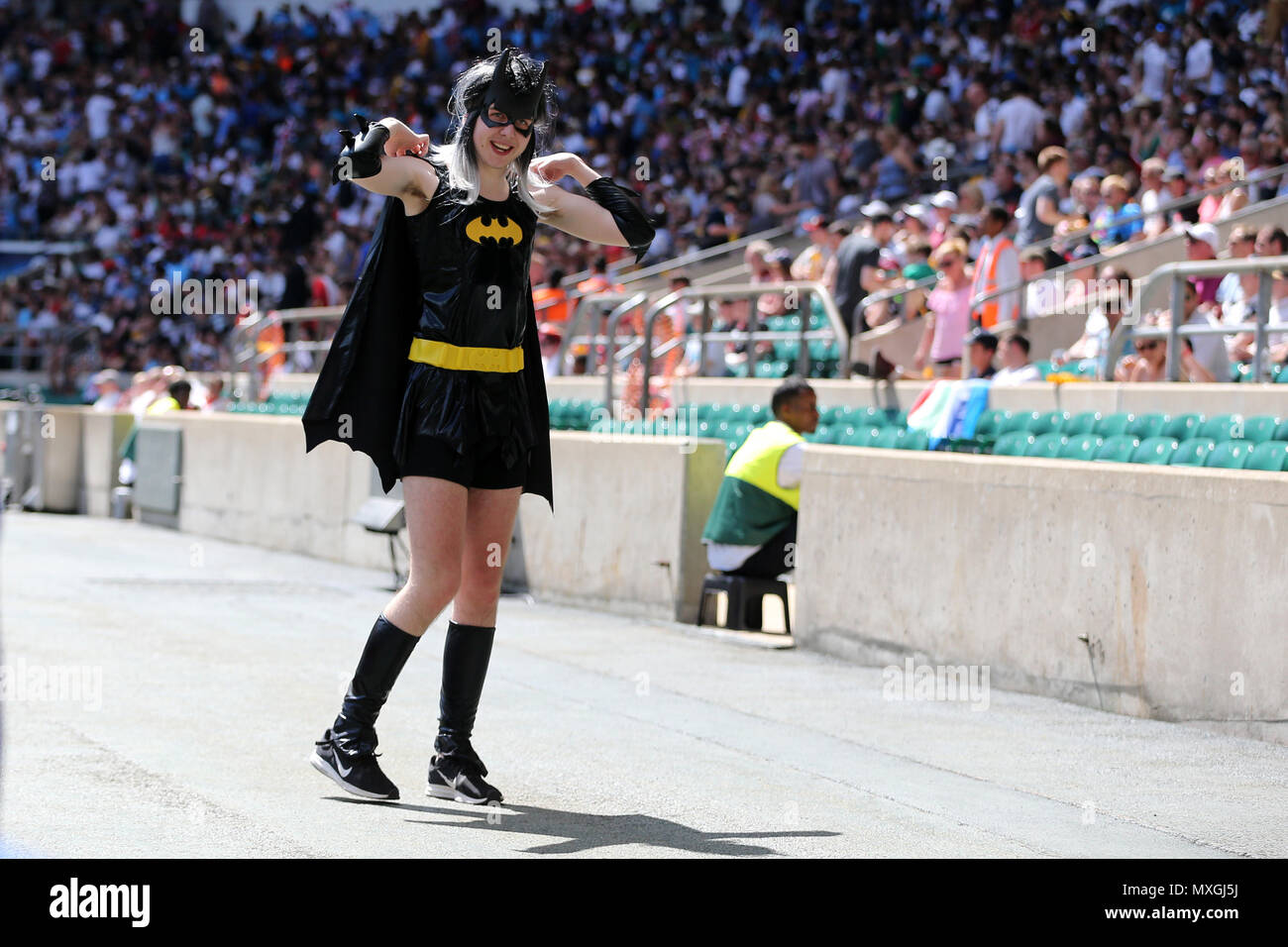 Twickenham, London, UK. 3e juin 2018. Une femme en robe de fan de Batman. Monde de rugby à 7 HSBC series 2018 , Londres, le Stade de Twickenham , Jour 2 le dimanche 3 juin 2018. Ce droit ne peut être utilisé qu'à des fins rédactionnelles. Utilisez uniquement rédactionnel, pic par Andrew Verger//Andrew Orchard la photographie de sport/Alamy live news Banque D'Images