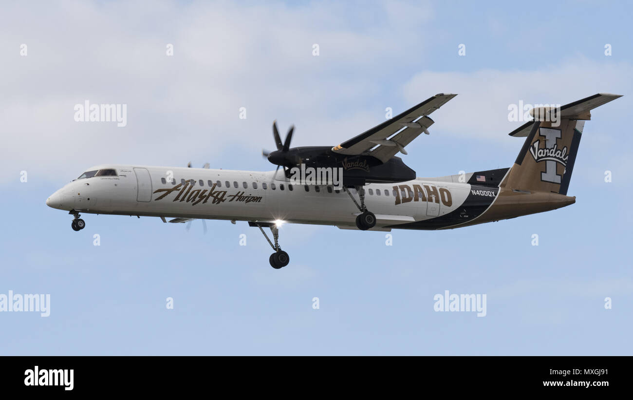 Richmond, Colombie-Britannique, Canada. 29 mai, 2018. Un Alaska Airlines (Horizon Air) Bombardier Dash 8 Q400 (N400QX) avion régional à turbopropulseurs, peint dans des ''Idaho Vandals'' livrée, en approche finale pour l'atterrissage. Les compagnies aériennes font partie de l'Alaska Air Group Inc. Crédit : Bayne Stanley/ZUMA/Alamy Fil Live News Banque D'Images