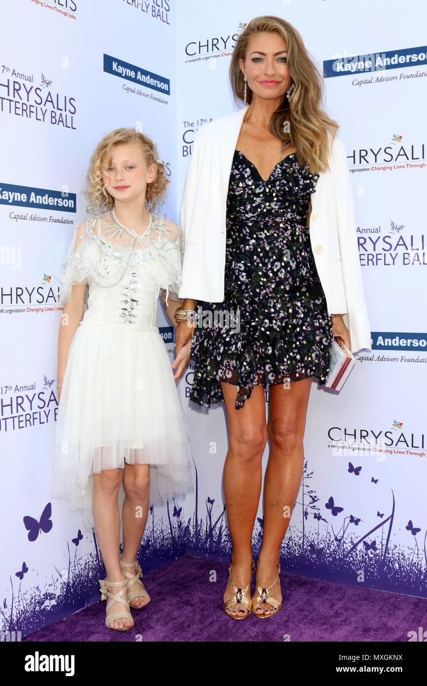 Los Angeles, CA, USA. 2 juin, 2018. Billie Beatrice Dane, Rebecca Gayheart aux arrivées pour 17e Congrès annuel de la balle papillon chrysalide, résidence privée, Los Angeles, CA 2 juin 2018. Credit : Priscilla Grant/Everett Collection/Alamy Live News Banque D'Images