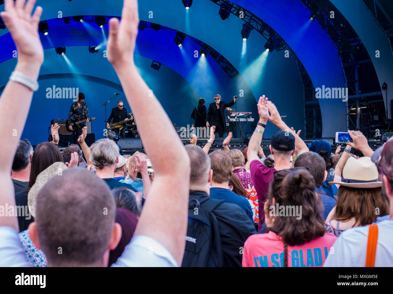 Soulever la foule et à applaudir leurs mains tandis que les Psychedelic Furs jouer au le festival de musique de tous les points à l'Est, 3e juin 2018, Victoria Park, London, England, UK Banque D'Images