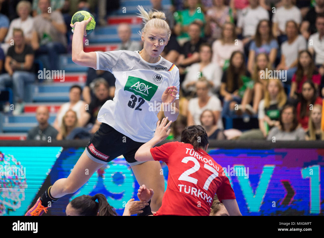 MINEVSKAJA Ewgenija (GER) versus (Tssrkoglu TUERKOGLU Beyza Irem, TUR), Action, lutte pour le ballon, Lance, lancer, d'Europe de handball, de qualification du Championnat du groupe 6, l'Allemagne (GER) - Turquie (TUR) 40:17 am, 02.06.2018 à Gummersbach / Allemagne. Dans le monde d'utilisation | Banque D'Images