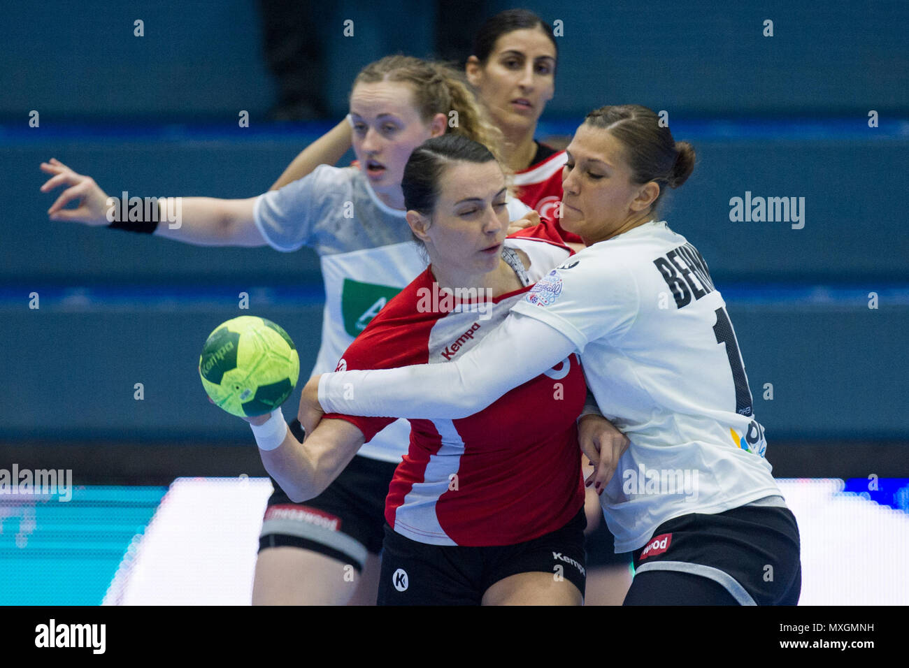 Fatma ATALAR (l., TUR) versus Julia BEHNKE (GER), Action, duels, championnat d'Europe de handball Qualification des femmes, Groupe 6, l'Allemagne (GER) - Turquie (TUR) 40:17, le 02.06.2018 à Gummersbach/Allemagne, dans le monde d'utilisation | Banque D'Images