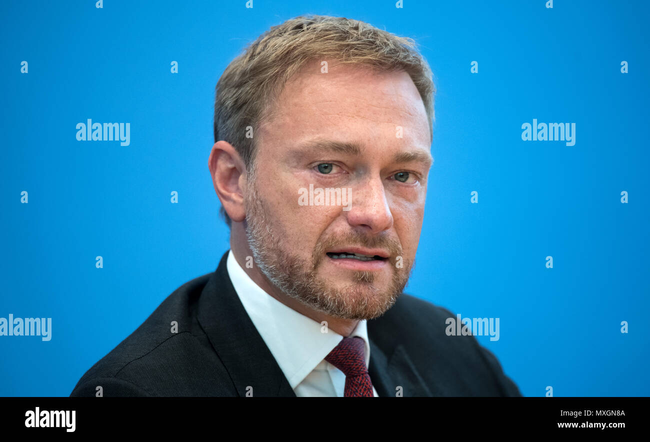 04 juin 2018, Allemagne, Berlin : Leader du Parti libéral démocrate (FDP), Christian Lindner (R), s'exprimant lors d'une conférence de presse concernant la FDP de la proposition de mise en place d'une commission d'enquête à la suite de l'affaire de l'Office fédéral des migrations et des réfugiés (BamF). Au centre de l'affaire, c'est la succursale de la BamF à Brême. Entre 2013 et 2016 membres du personnel de BamF apparemment accordé l'asile à au moins 1200 personnes sans une base juridique suffisante. Photo : Bernd von Jutrczenka/dpa Banque D'Images