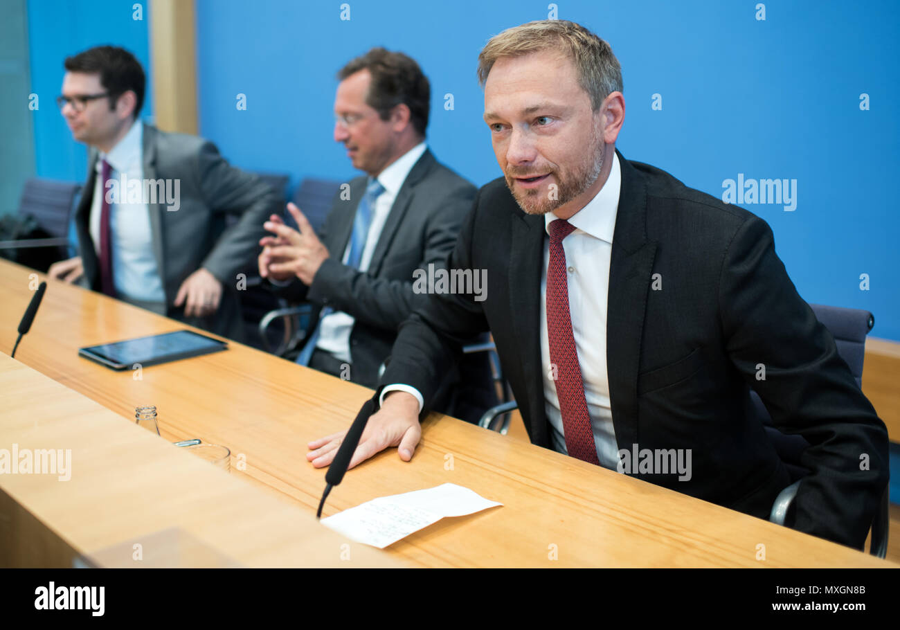 04 juin 2018, Allemagne, Berlin : Leader du Parti libéral démocrate (FDP), Christian Lindner (R), parlant en même temps que vice-président de la FDP Stephan Thomae (C), et chef de la FDP's Groupe parlementaire national Marco Buschmann (L) à la conférence de presse concernant la FDP de la proposition de mise en place d'une commission d'enquête à la suite de l'affaire de l'Office fédéral des migrations et des réfugiés (BamF). Au centre de l'affaire, c'est la succursale de la BamF à Brême. Photo : Bernd von Jutrczenka/dpa Banque D'Images