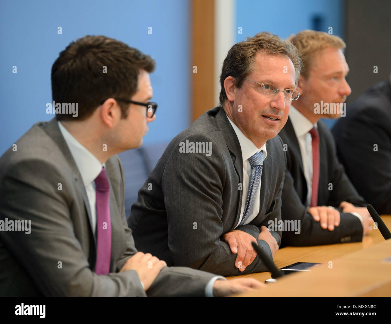 04 juin 2018, Allemagne, Berlin : Leader du Parti libéral démocrate (FDP), Christian Lindner (R), parlant en même temps que vice-président de la FDP Stephan Thomae (C), et chef de la FDP's Groupe parlementaire national Marco Buschmann (L) à la conférence de presse concernant la FDP de la proposition de mise en place d'une commission d'enquête à la suite de l'affaire de l'Office fédéral des migrations et des réfugiés (BamF). Au centre de l'affaire, c'est la succursale de la BamF à Brême. Photo : Sina Schuldt/dpa Banque D'Images