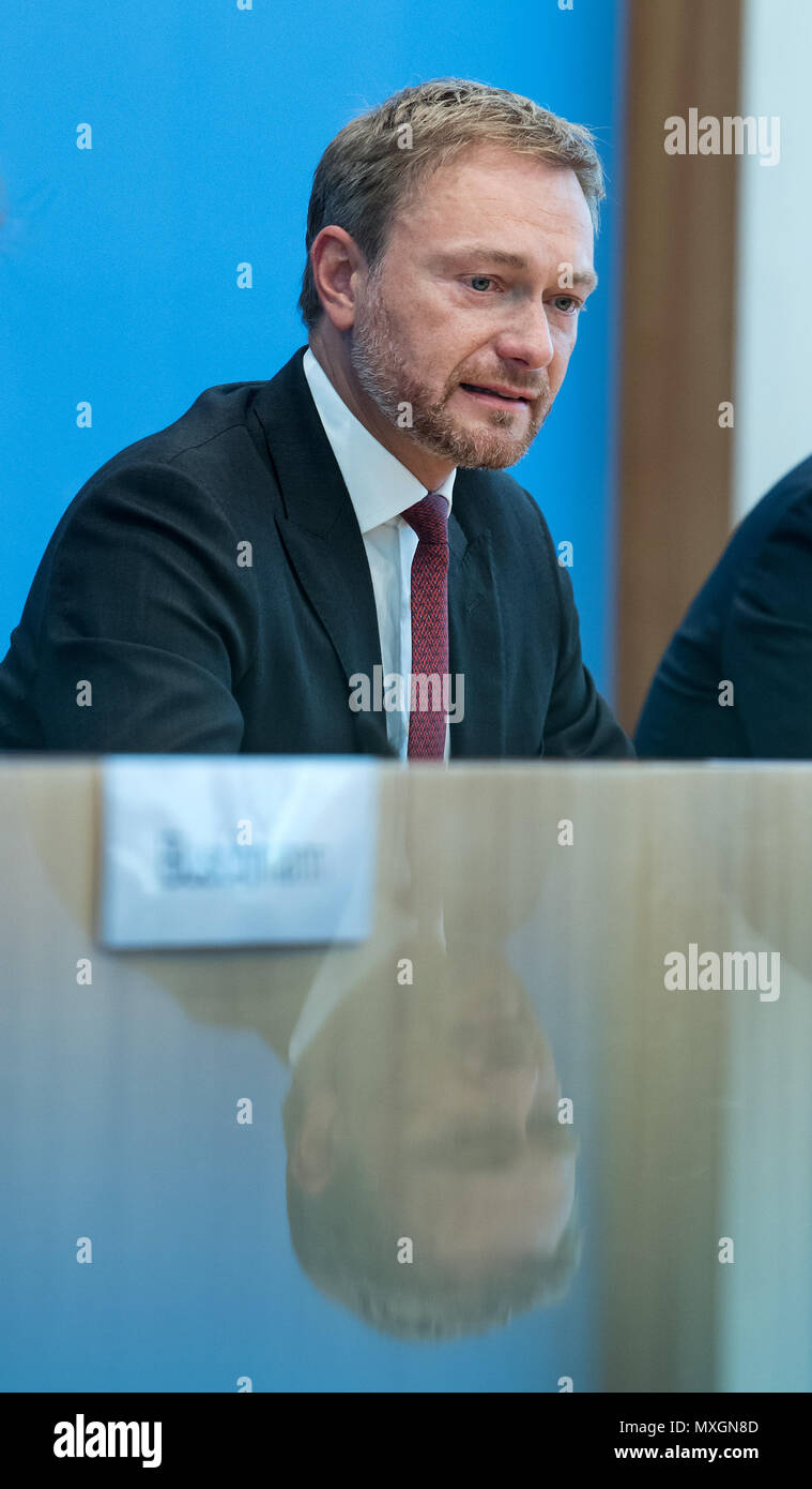 04 juin 2018, Allemagne, Berlin : Leader du Parti libéral démocrate (FDP), Christian Lindner (R), s'exprimant lors d'une conférence de presse concernant la FDP de la proposition de mise en place d'une commission d'enquête à la suite de l'affaire de l'Office fédéral des migrations et des réfugiés (BamF). Au centre de l'affaire, c'est la succursale de la BamF à Brême. Entre 2013 et 2016 membres du personnel de BamF apparemment accordé l'asile à au moins 1200 personnes sans une base juridique suffisante. Photo : Bernd von Jutrczenka/dpa Banque D'Images